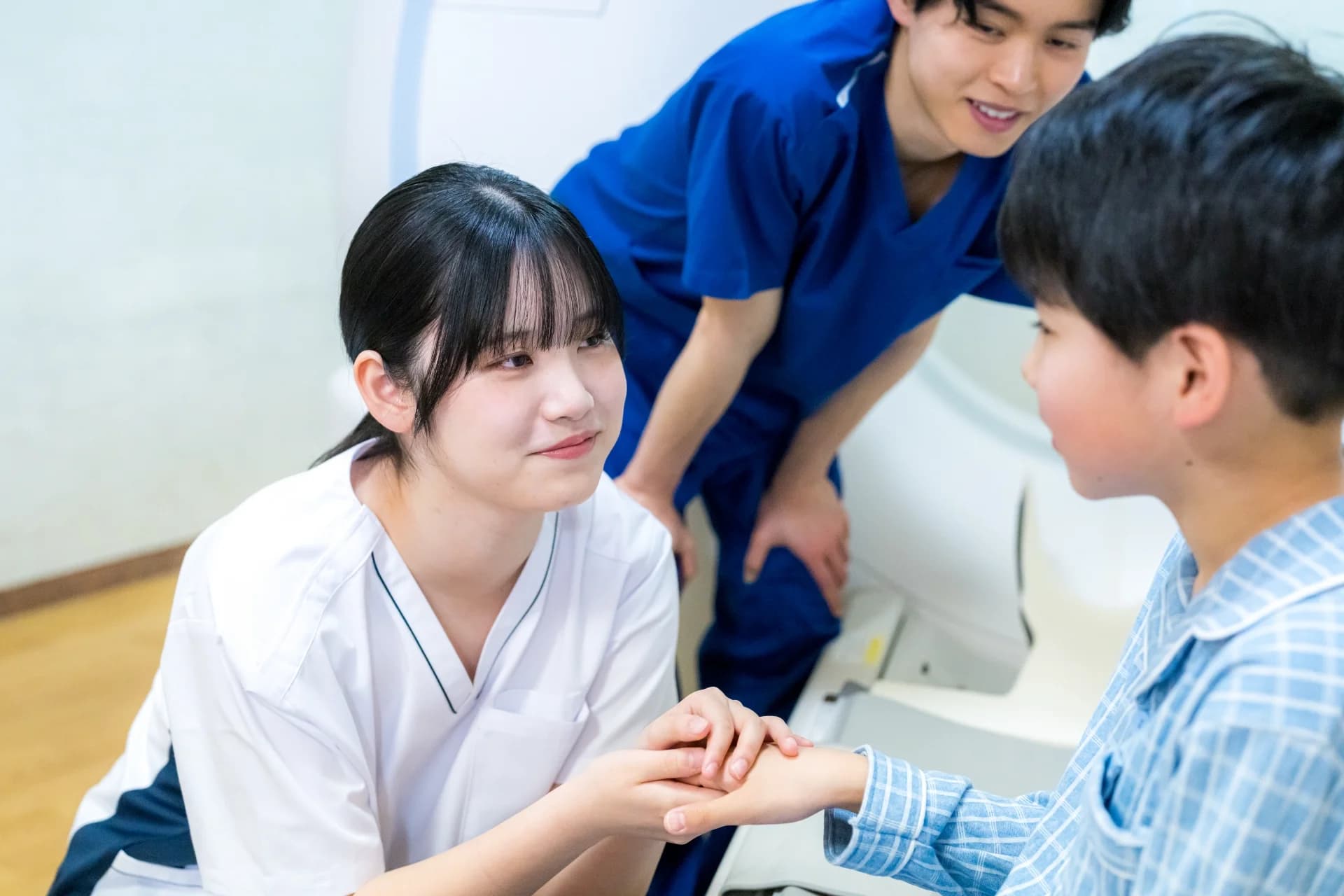 看護師が小児の患者に寄り添う様子
